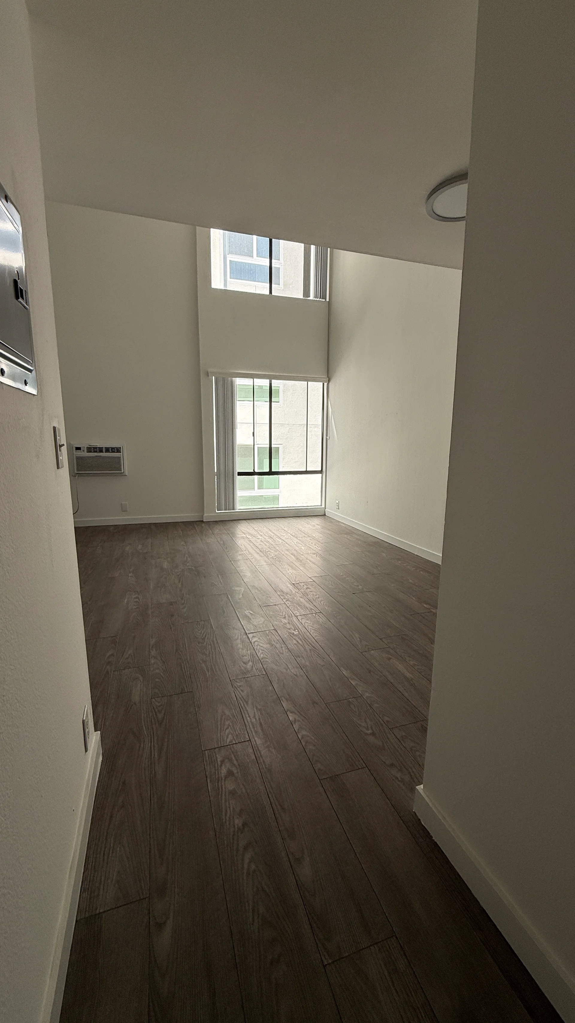 $1,995/mo — Studio, 1 ba Apartment at 7044 Hawthorn Avenue #306, Los Angeles